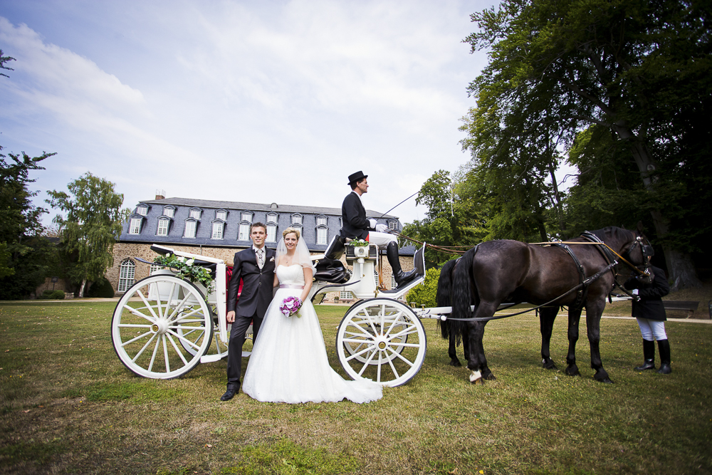 Hochzeitspaar vor Pferdekutsche an der Orangerie im Lustgarten